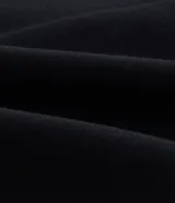 Blazer de corte slim alargado confeccionado en tejido punto roma, con cierre frontal de dos botones y solapas clásicas.