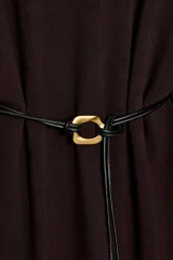 Vestido midi de punto color marrón oscuro, con cuello perkins y manga larga. Presenta un diseño holgado que se ajusta a la cintura mediante un cinturón fino de cuero sintético con hebilla metálica dorada.
