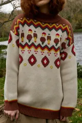 Buzo de punto grueso con cuello alto y diseño jacquard que presenta motivos de granjeros, casas y árboles en tonos crema, marrón, rojo y amarillo.