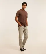 Remera básica de hombre con corte regular, cuello redondo y mangas cortas, confeccionada en algodón suave y duradero.