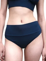 Culotte de bikini azul marino, de tiro alto y con faja interna para un sutil sostén. Confeccionado en tejido acanalado de lycra italiana con protección UV+50.