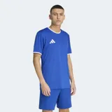 Remera deportiva Adidas color azul con cuello redondo y ribetes blancos en el cuello y las mangas. Cuenta con el logo de la marca bordado en el pecho.