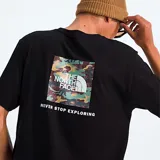 Camiseta negra de corte oversize con estampado cuadrado en la espalda que combina un diseño de camuflaje con el logo de la marca y la frase Never Stop Exploring.