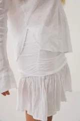 Camisa de lino color marrón, de manga larga y calce holgado, con cuello mao y escote en V.