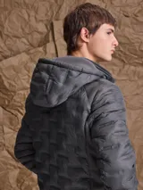 Campera de nylon termosellada con capucha, color azul marino, con cierre frontal y detalles en color naranja en el borde del cierre y costuras de la capucha.