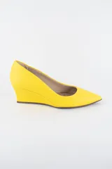 Zapatos cerrados de ecocuero color marrón, con punta fina y taco corrido.