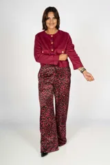 Pantalón de satén con estampado animal print en tonos magenta y negro, de corte recto y holgado, con cintura elástica.