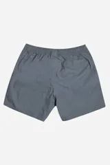 Short de baño azul marino con textura de micro-rayas verticales. Presenta cintura elástica con cordón ajustable y bolsillos laterales.