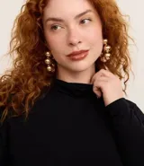 Blusa de manga larga con cuello alto, confeccionada en tejido de viscosa con elastano, de diseño liso y ajuste al cuerpo.