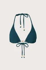 Top de bikini triangular color verde oscuro, con tirantes ajustables y detalle de cuentas decorativas en el centro y en los extremos de los cordones.