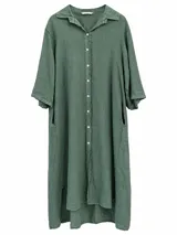 Vestido camisero midi verde militar, de corte holgado, con cuello camisero, cierre frontal de botones, mangas cortas y bolsillos laterales.