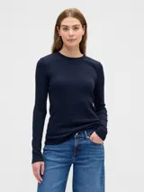 Remera de manga larga confeccionada en tejido rib, con cuello redondo y ajuste al cuerpo.