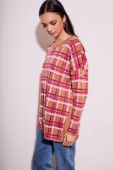 Sweater marrón con estampado de cuadros fucsia y blancos, de corte holgado y mangas largas.
