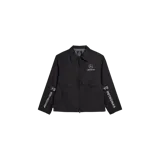 Campera Adidas Y-3 Mercedes de color negro, con cuello camisero, cierre frontal, bolsillos con solapa en el pecho y logotipos estampados en contraste en el pecho y las mangas.