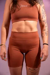 Calza biker color ladrillo de tiro alto.