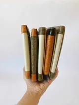 Billetera de cuero marrón, negro y beige con cierre de broche y monedero externo.