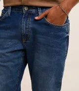 Pantalón de jean celeste, corte skinny, con cierre de botón y cremallera, bolsillos delanteros y traseros.