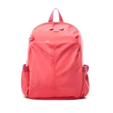 Mochila color naranja de tela, con doble cierre, forro interior textil, bolsillo interno con cierre y compartimentos externos con cierre.