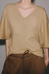 Camiseta negra de corte regular fit, con escote en V y mangas cortas amplias.