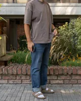 Sandalias tipo zueco marca Rivaro, confeccionadas en cuero gamuzado color beige. Presentan dos tiras anchas con hebilla metálica, plantilla anatómica de corcho y látex, y suela de goma antideslizante.