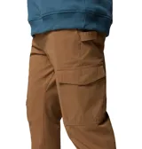 Pantalón cargo color marrón, de corte recto y ajuste cómodo, confeccionado en mezcla de algodón elástico. Cuenta con bolsillos laterales con solapa, bolsillos para las manos reforzados y trabillas en la cintura.
