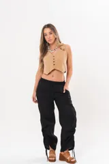 Pantalón holgado negro de lino con cintura elastizada y cordones ajustables en los laterales de las piernas.