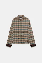 Camisa de satén con estampado de cuadros tartán en tonos marrones y beige, cuello mao, manga larga y cierre frontal con alamares.