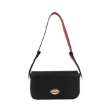 Cartera tipo bandolera de color negro con diseño minimalista. Presenta un broche metálico decorativo en forma de labios en la solapa frontal y una correa regulable con interior en color rojo.