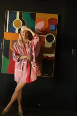 Camisaco oversized confeccionado en algodón-lino liviano, con rayas teñidas a mano. Tiene manga larga, cuello camisero, largo medio y fit amplio.