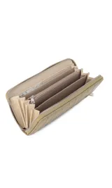 Billetera de dama en símil cuero color negro, de diseño acolchado con costuras verticales que forman relieves y cierre perimetral. Incluye monograma en la esquina inferior y viene con caja de presentación estampada.
