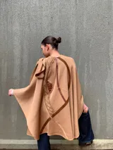 Capa color camel de tejido de punto en lana, con apliques de cuero en el hombro.