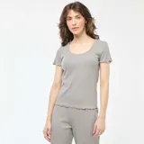 Camiseta de punto canalé a rayas horizontales grises y blancas, con cuello redondo y mangas cortas con terminación ondulada.