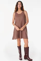 Vestido corto sin mangas de lino italiano color marrón, con silueta recta y diseño minimalista.