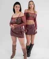 Minifalda marrón de cuero sintético con cordones laterales.