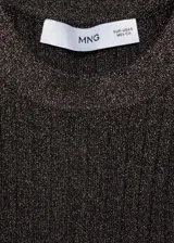 Top de tejido de punto fino con acabado de lúrex brillante, diseño entallado, cuello halter y sin mangas.