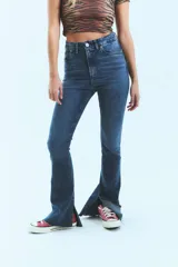 Pantalón de jean azul de tiro alto, corte semi oxford con botamanga ancha y abierta, y ruedo al corte.