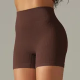 Short deportivo blanco de punto canalé con cintura alta y corte ajustado.