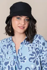 Gorro tipo bucket color negro, de tela con pespuntes.