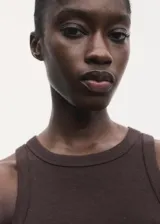 Top sin mangas de tejido de canalé, con cuello halter y diseño entallado al cuerpo.