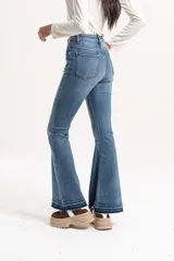 Jean de corte semi oxford y tiro medio, confeccionado en denim azul. Presenta un diseño con bajo deshilachado y terminación sin dobladillo.