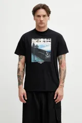 Remera negra de manga corta Carhartt WIP, con cuello redondo y estampado fotográfico frontal de un auto clásico con la inscripción Carhartt WIP debajo.