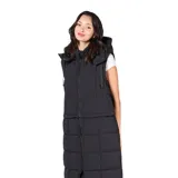 Campera multifunción modular color negro, con diseño matelaseado y capucha desmontable. Su sistema de cierres permite transformarla en cuatro versiones: campera larga, campera corta, chaleco largo y chaleco corto.