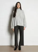 Sweater de punto de corte amplio y holgado, con cuello alto y mangas largas. Confeccionado en una mezcla de lana y alpaca, presenta una textura mullida y compacta.