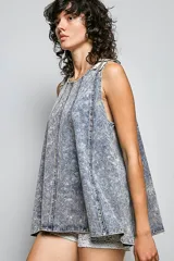 Musculosa de felpa francesa con efecto acid wash, corte en línea A y tirantes ajustables con hebilla en los hombros. Presenta costuras verticales decorativas y bajo acampanado.