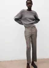 Pantalón de vestir gris con diseño sutil de cuadros, tiro medio y corte recto al tobillo.