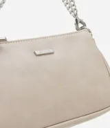 Cartera femenina modelo baguette, color beige, con acabado brillante y asas desmontables. Confeccionada en poliuretano, tiene una correa de cadena plateada y un logo metálico en el frente.