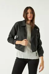 Campera corta negra con corte entallado, cierre frontal asimétrico y bolsillos con cremallera.