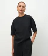 Blusa de algodón de corte oversized, color gris oscuro, con mangas cortas y cuello redondo.