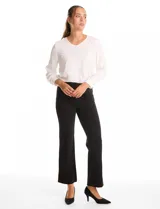 Pantalón de vestir marca Tahari, de corte recto y tiro alto. Confeccionado en tejido elastizado, presenta una faja interna en la cintura y costuras verticales pespuntadas en el frente de las piernas. Incluye un detalle metálico con logo.