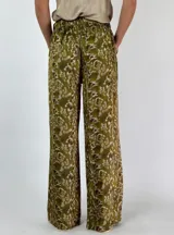 Pantalón palazzo de viscosa con estampado étnico en tonos verde oliva, beige y marrón.